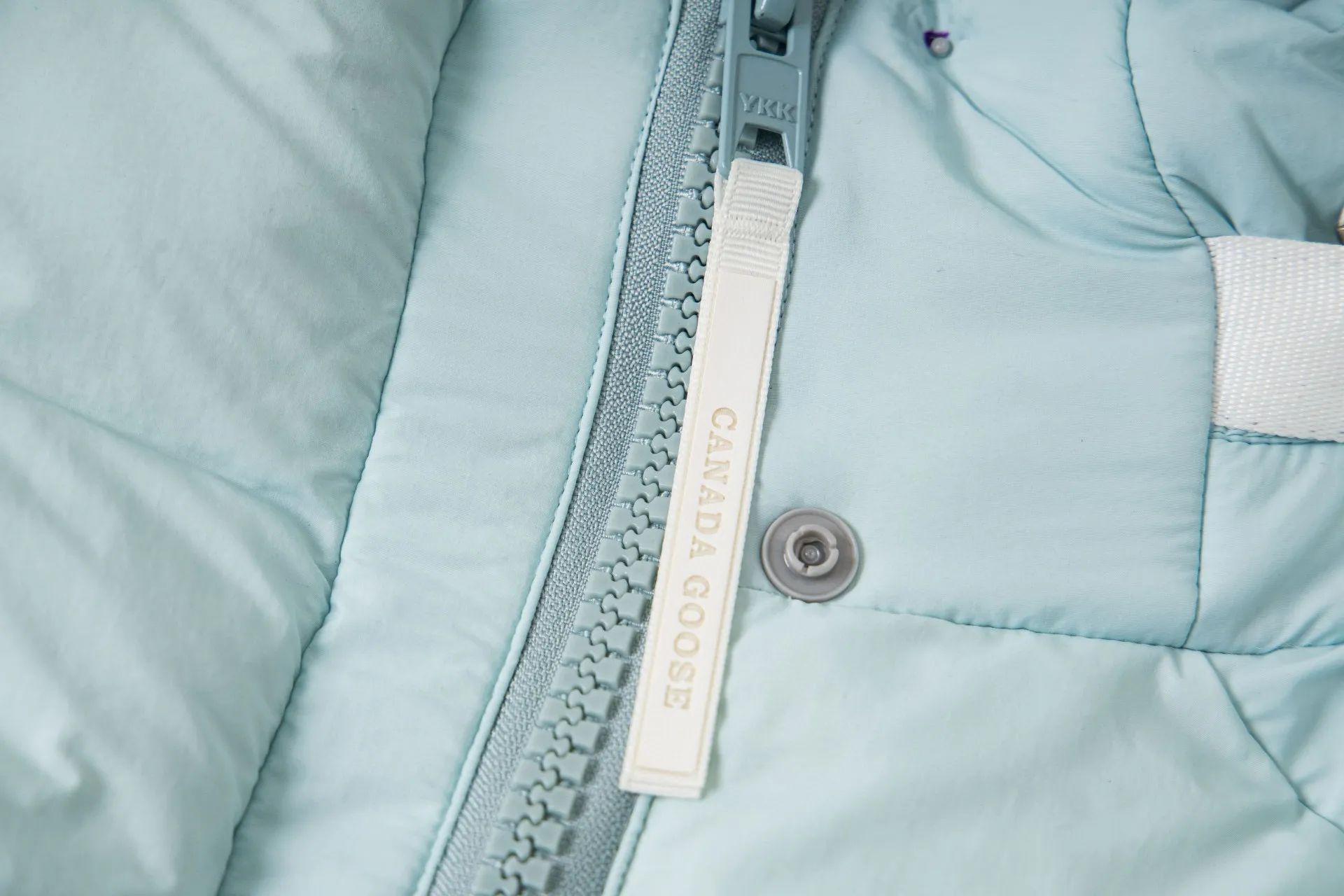 P770 model number: G124 Canada Goose PASTELS series new Parker couple's hooded down jacket 1️⃣The fabric is made of soft EnduraLuxe fabric, which enhances the durability of easy-to-wear parts, is lightweight and durable; the inner liner is made of anti-velvet gallbladder, which is comfortable and soft without velvet. It has a detachable hood, can be adjusted in two directions, and is also filled with down, which brings greater softness and wrapping around the head and neck, and is full of warmth. This parka features white trim on the back and sides, and the hardware locks are all original and custom-made to match the muted fabric color. Goose label: The official website’s new series of silicone material labels, non-embroidery labels. 2️⃣It is very youthful and energetic, and can be easily worn by both men and women. It is very in line with the fashion aesthetic concepts of today's young people! 3️⃣ A full set of customized accessories, complete with three standards, same style for men and women, a must-have for couples! Color: black, white, pink, stone gray, water-soluble blue Size: XS, S, M, L